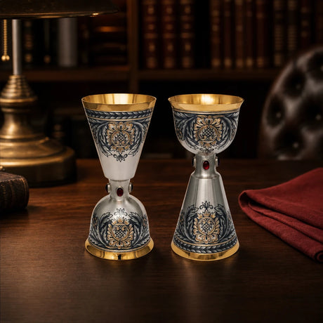 Perevörtischi Doppelkelch 925 Silber mit Niello und rotem Granat auf dunklem Holztisch in einer Bibliothek — Lifestyle