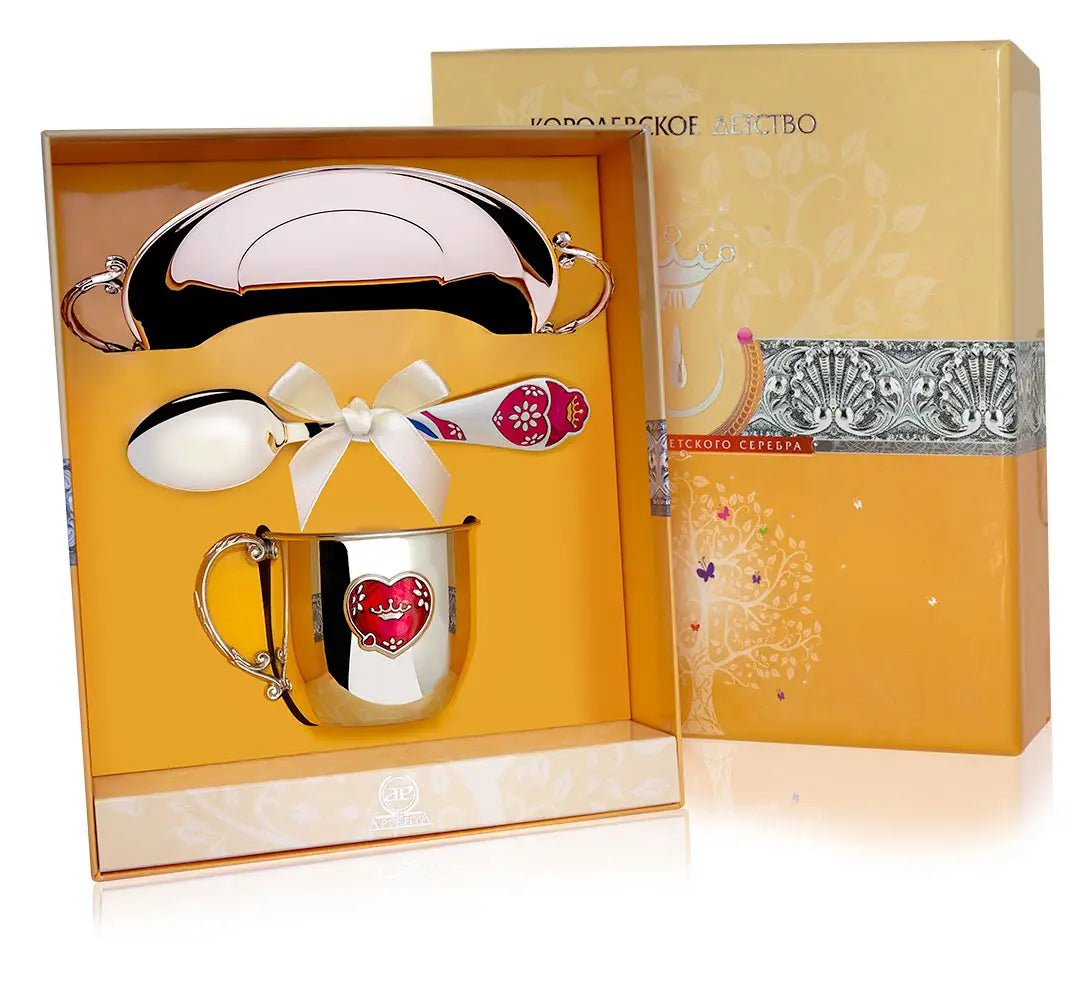 Baby-Geschenkset aus 925er Sterling Silber mit Herz-Design, roter Emaille und Vergoldung, bestehend aus Kindertasse, Löffel und Teller, ideal als Taufgeschenk für Mädchen.