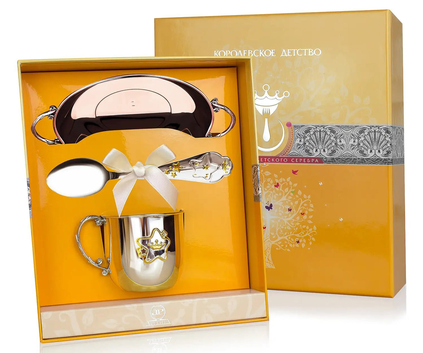 Ein ansprechendes Lifestyle-Video, das ein 925er Sterling-Silber Kindergeschenkset mit Gold-Sternen zeigt, bestehend aus einem Teller, einer Tasse und einem Löffel. 
