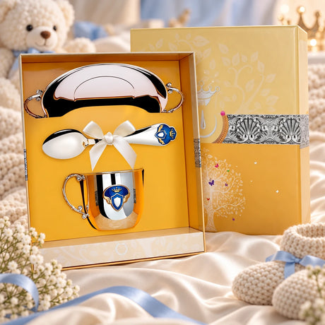Geschenkset Prinz 925 Silber 3-tlg — Tasse, Löffel & Teller in der Original-Geschenkbox — Lifestyle-Aufnahme auf cremefarbenem Satin mit Plüschtier und Schleierkraut, Geschenk zur Geburt