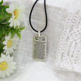 Silberplakette mit Psalm 91 am Band — Rückseite mit zweiter Psalmhälfte, Geschenk für Männer, vor Spitze und Blumen