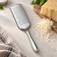 Reibe 925 Silber Inglese (Serie Inglese) — Lifestyle-Setting am Küchentisch