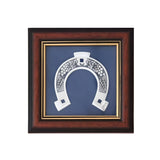 Wandbild 925 Silber Niello Glückshufeisen — Silber-Hufeisen mit Weinranken-Niello auf blauem Samt im Rahmen