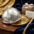 Butterdose 925 Silber Astra Classic, silberne Glockenhaube mit Blütengravur auf Goldteller — Geschenkszene mit Box