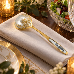 Salatlöffel 925 Silber vergoldet Astra Classic — Lifestyle-Setting an der gedeckten Tafel
