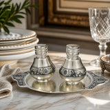 Salz und Pfefferstreuer Set 925 Silber mit Niello Verzierung aus der Marchant Kollektion, stilvoll auf gedecktem Tisch