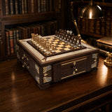 Schach-Minibar Großmeister aus 925 Sterling Silber mit Niello, Vergoldung und Edelholz auf einem Nussbaumtisch in einer Bibliothek — Lifestyle