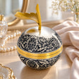 Schmuckschatulle Apfel 925 Silber Niello — Lifestyle-Setting auf dem Frisiertisch