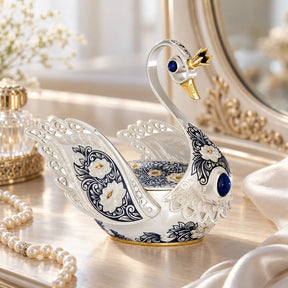Schmuckschatulle Der Schwan" 925 Silber — Lifestyle-Setting auf dem Frisiertisch