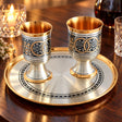Hochzeitsgeschenk Silber 925 Niello — Lifestyle-Setting am Weintisch