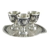 Schnapsgläser Set 925 Silber Niello 4-teilig — drei Becher mit dunklem Ornament und vergoldetem Innenraum auf Silbertablett