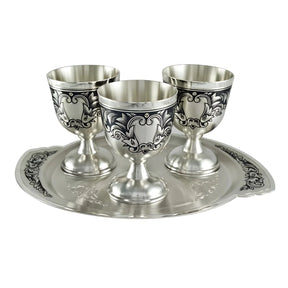 Schnapsgläser Set 925 Silber Niello 4-teilig — drei Becher mit dunklem Ornament und vergoldetem Innenraum auf Silbertablett