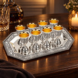 Schnapsgläser Set mit Silbertablett 9-teilig 925 Silber Mohn — Lifestyle-Setting am Weintisch
