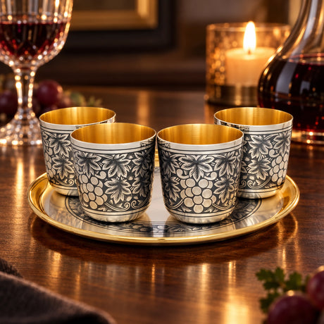 Schnapsgläser Set 925 Silber Niello mit Tablett 5-teilig — Lifestyle-Setting am Weintisch