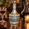 Schnapskaraffe 925 Silber vergoldet Opulence 300 ml — Lifestyle-Setting am Weintisch