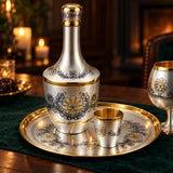 Karaffe und Schnapsglas des Schnapsservice Astra Classic aus 925 Silber vergoldet, Niello-Blumengruppe in Nahaufnahme — Lifestyle