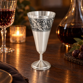 Sektglas 925 Silber Niello Weinranken — Lifestyle-Setting am Weintisch