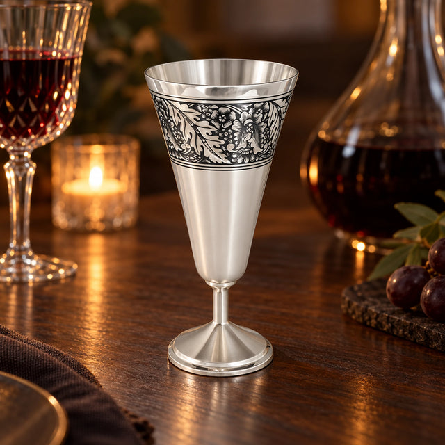 Sektglas 925 Silber Niello Weinranken — Lifestyle-Setting am Weintisch