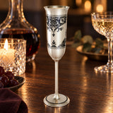 Sektglas 925 Silber Niello Blütenornament — Lifestyle-Setting am Weintisch