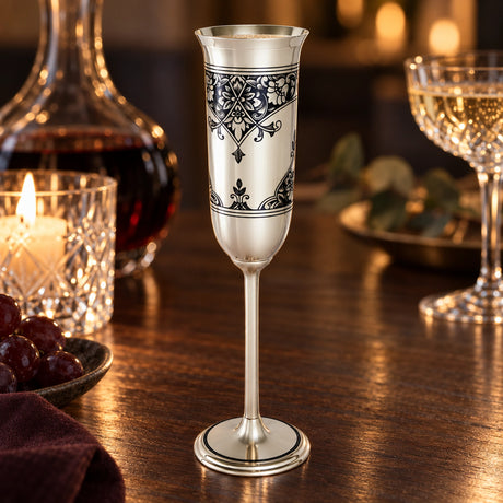 Sektglas 925 Silber Niello Blütenornament — Lifestyle-Setting am Weintisch