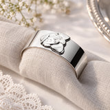 Serviettenring 925 Silber Clown-Relief — Lifestyle-Setting, Geschenk zur Taufe