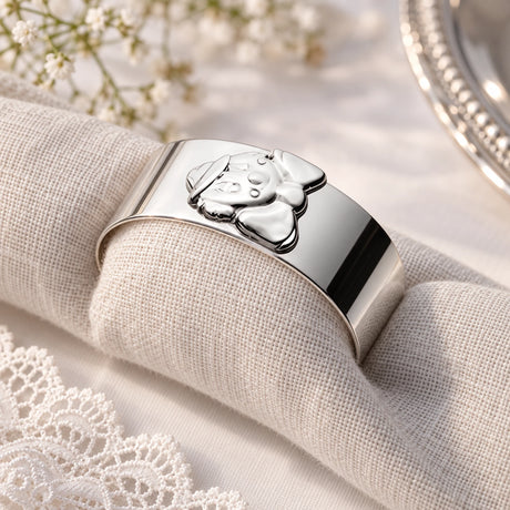 Serviettenring 925 Silber Clown-Relief — Lifestyle-Setting, Geschenk zur Taufe