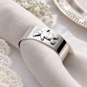 Serviettenring 925 Silber Teddybär — Lifestyle-Setting, Geschenk zur Taufe