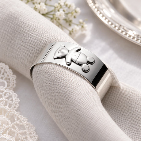 Serviettenring 925 Silber Teddybär-Relief — Lifestyle-Setting, Geschenk zur Taufe