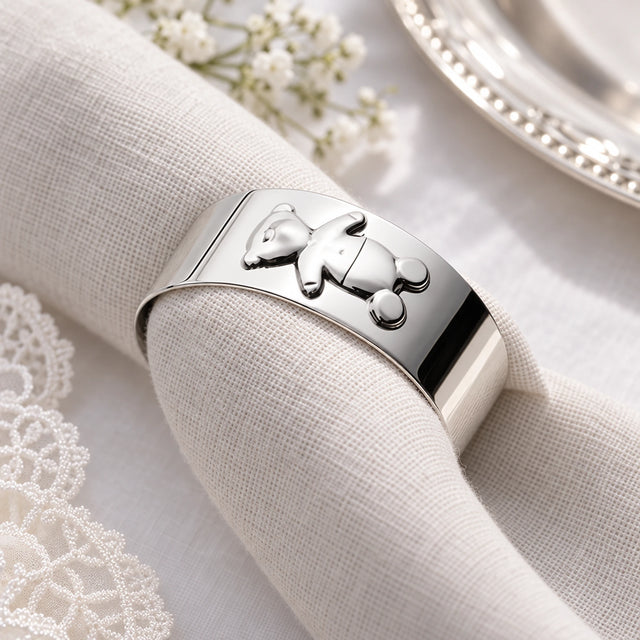 Serviettenring 925 Silber Teddybär — Lifestyle-Setting, Geschenk zur Taufe