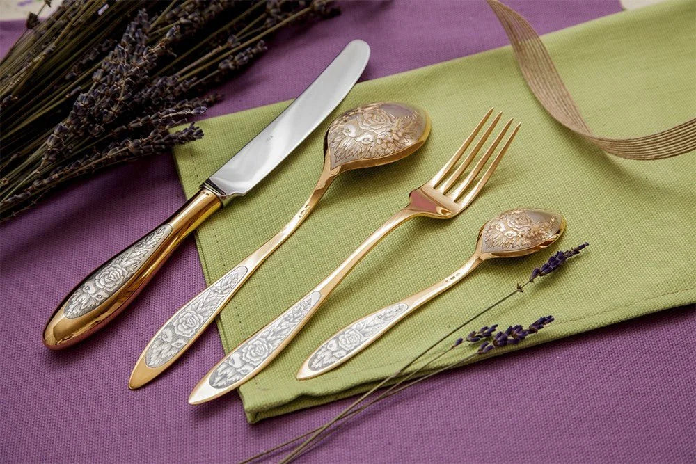 Hochwertiges, 4-teiliges Luxus-Besteckset aus vergoldetem 925 Silber mit Niello-Gravur, ideal für festliche Anlässe.
