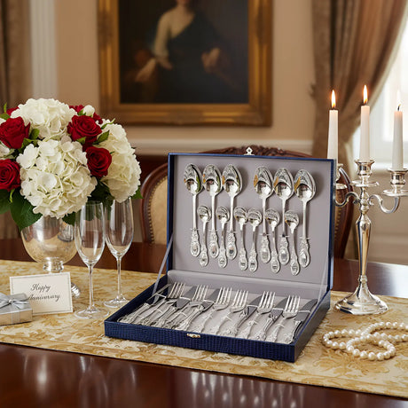 Silberbesteck Set 24-teilig 925 Sterling Silber in Geschenkbox auf festlichem Tisch mit Rosen - Jubiläumsgeschenk.