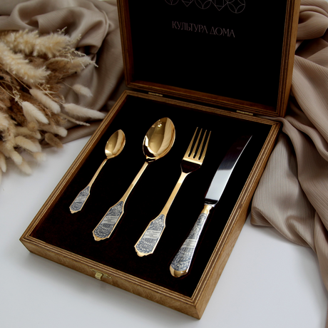 Besteck Goldener Hahn in geöffneter Holzschatulle — Teelöffel, Esslöffel, Gabel und Messer zwischen Schal und Gräsern