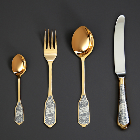Vergoldetes Silberbesteck Goldener Hahn — Kartusche mit Lyra und Lorbeer auf Teelöffel, Gabel, Esslöffel und Messer