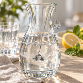 SilberKlar Wasser-Erfrischer an Kette Auto — Lifestyle-Setting an der Wasserkaraffe