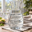 SilberKlar Wasser-Erfrischer an Kette Drache & Schatztruhe — Lifestyle-Setting an der Wasserkaraffe