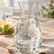 SilberKlar Wasser-Erfrischer an Kette Freiheit — Lifestyle-Setting an der Wasserkaraffe