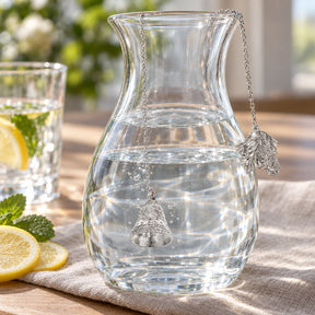 SilberKlar Wasser-Erfrischer an Kette Glocke — Lifestyle-Setting an der Wasserkaraffe