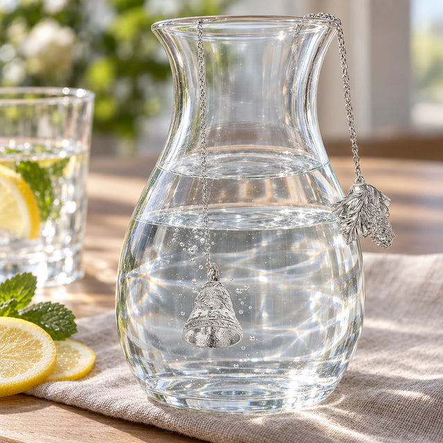 SilberKlar Wasser-Erfrischer an Kette Glocke — Lifestyle-Setting an der Wasserkaraffe