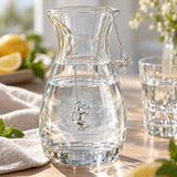 SilberKlar Wasser-Erfrischer an Kette Katze & Schmetterling — Lifestyle-Setting an der Wasserkaraffe