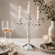 Dreiflammiger Silberleuchter auf festlich gedeckter Tafel – elegante Tischdekoration für Hochzeit, Jubiläum und besondere Anlässe