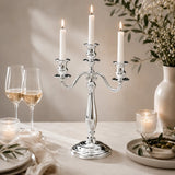 Dreiflammiger Silberleuchter auf festlich gedeckter Tafel – elegante Tischdekoration für Hochzeit, Jubiläum und besondere Anlässe