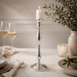 Einflammiger Silberleuchter mit Kerze auf elegant gedeckter Tafel – zeitlose Tischdekoration für Hochzeit, Jubiläum und festliche Anlässe