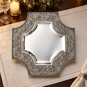 Silberplatte 925 Silber Signature Kreuzform 43 × 43 cm — Lifestyle-Setting an der gedeckten Tafel