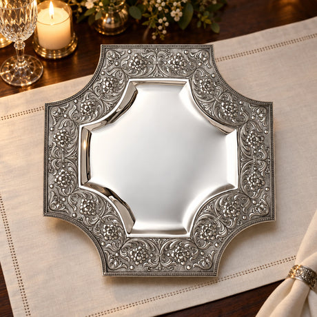 Silberplatte 925 Silber Signature Kreuzform 43 × 43 cm — Lifestyle-Setting an der gedeckten Tafel
