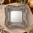 Silberplatte 925 Silber Signature quadratisch 24 × 24 cm — Lifestyle-Setting an der gedeckten Tafel