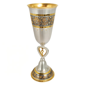 Edler Silberpokal mit Herzgriff, floraler Niello-Verzierung, vergoldetem Rand & 925er Silber – exklusives Einzelstück.