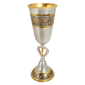 Edler Silberpokal mit Herzgriff, floraler Niello-Verzierung, vergoldetem Rand & 925er Silber – exklusives Einzelstück.