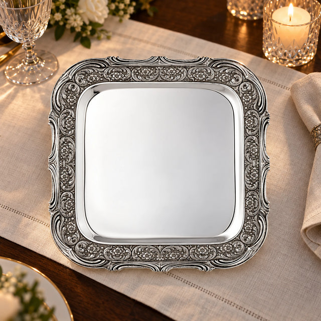 Silbertablett 925 Silber Signature quadratisch 42 × 42 cm — Lifestyle-Setting an der gedeckten Tafel