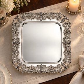 Silbertablett 925 Silber Signature quadratisch 45 × 45 cm, Palmetten-Ornament — Lifestyle-Setting an der gedeckten Tafel