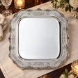 Silbertablett 925 Silber Signature quadratisch 48 × 48 cm, Rankenornament — Lifestyle-Setting an der gedeckten Tafel